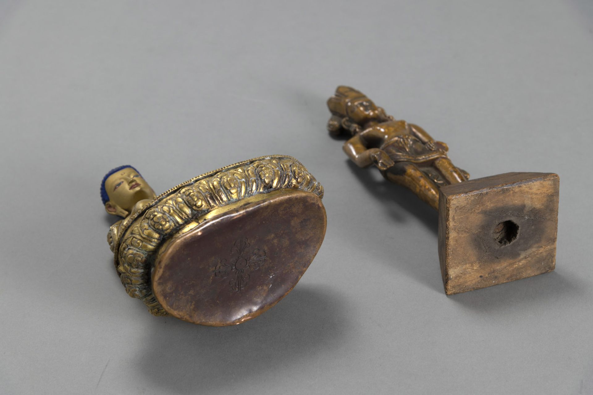 A GILT-BRONZE FIGURE OF BUDDHA SHAKYAMUNI AND A BRONZE FIGURE OF PADMAPANI IN EARLY STYLE - Image 5 of 5