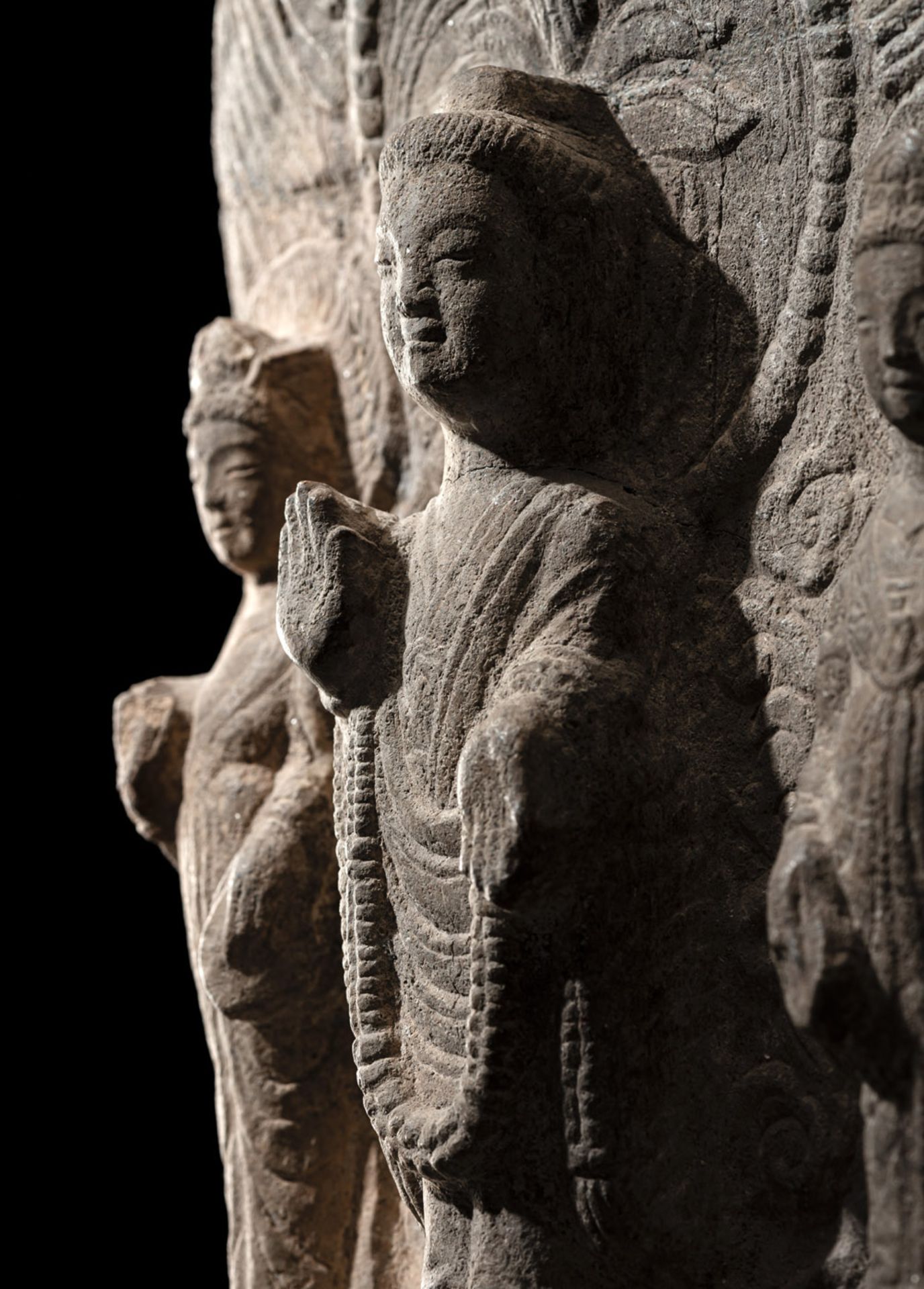 A RARE LIMESTONE STELE DEPICTING BUDDHA SHAKYAMUNI - Image 5 of 6