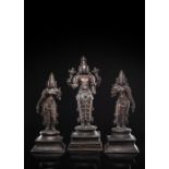 Triade mit Bronzen des Vishnu, Shri Devi und Bhu