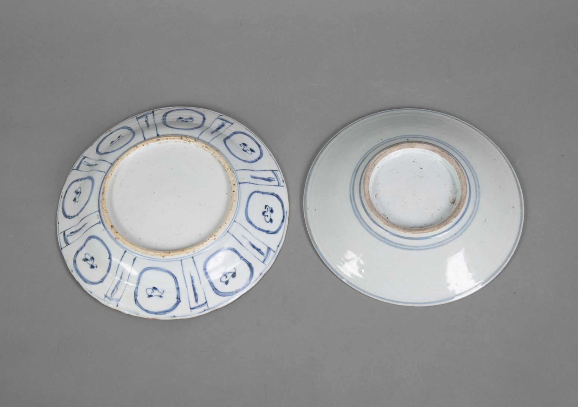 A UNDERGLAZE BLUE KRAAK DISH AND A EXPORT 'FU' CHARACTER DISH - Image 3 of 3