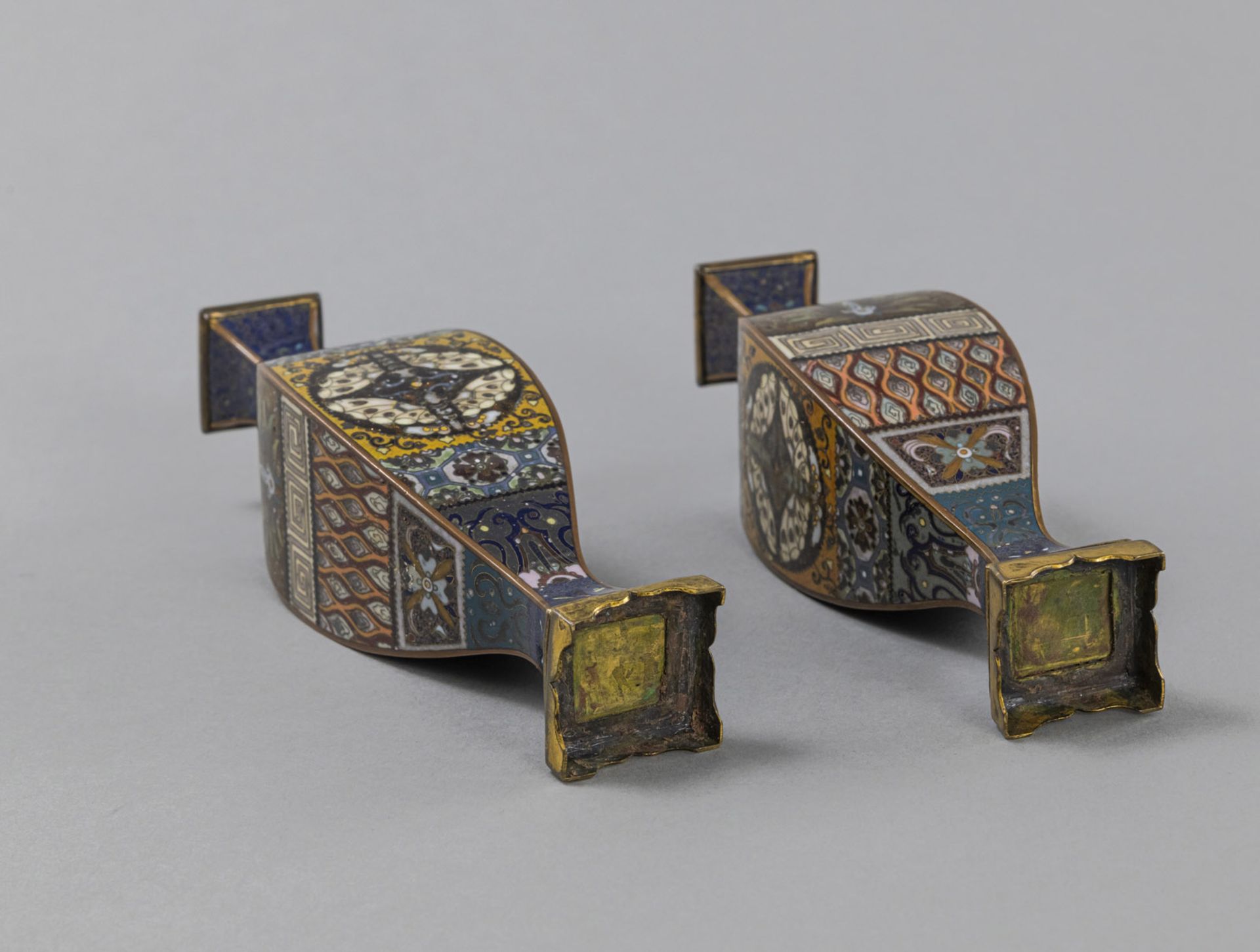 A PAIR OF CLOISONNÉ ENAMEL VASES MOUNTED ON STANDS - Image 4 of 4