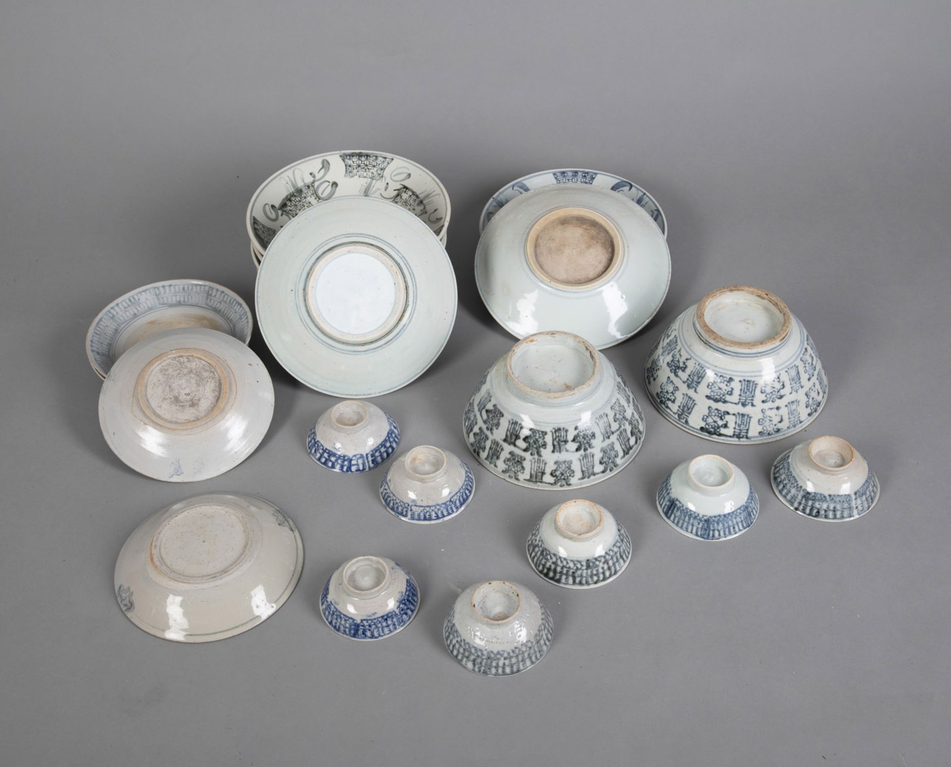 LOT OF BLUE AND WHITE PORCELAIN PIECES: 13 PLATE, TWO LARGE BOWLS AND SEVEN SMALL BOWLS - Image 3 of 3