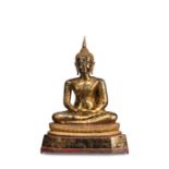 Bronze des Buddha Shakyamuni mit goldfarbener und roter Lackfassung