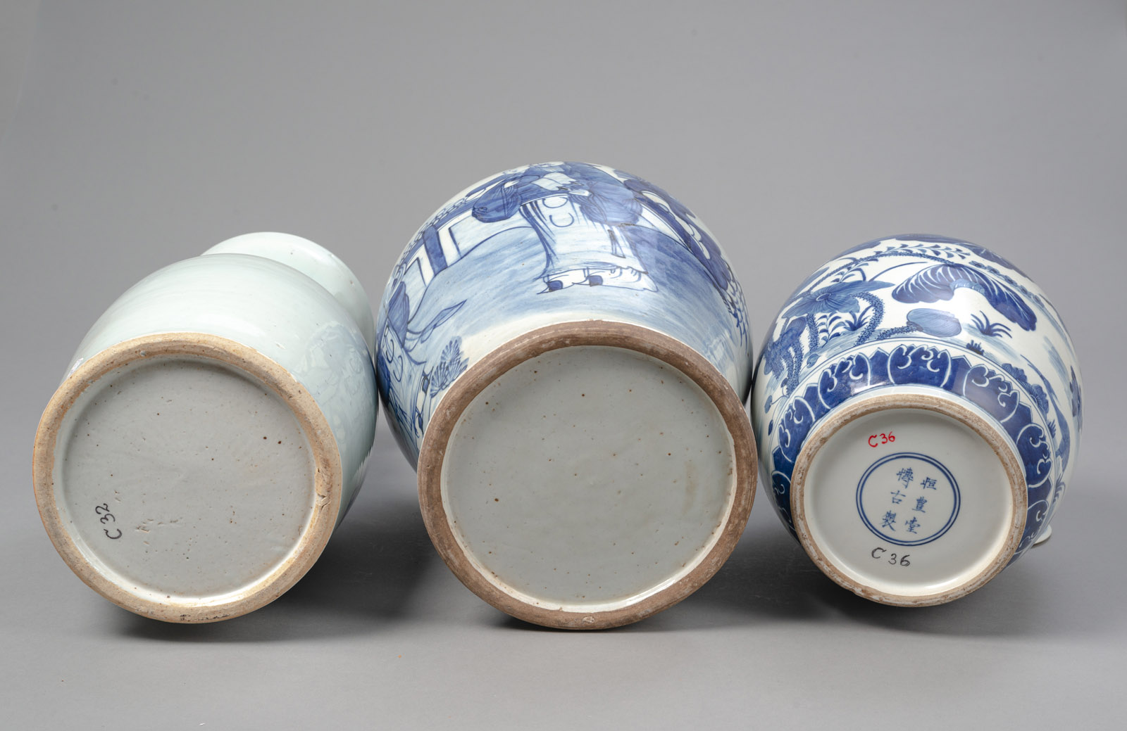 LOT OF BLUE AND WHITE PORCELAIN: FIVE VASES AND COVERS, ONE BALUSTER VASE - Image 4 of 4