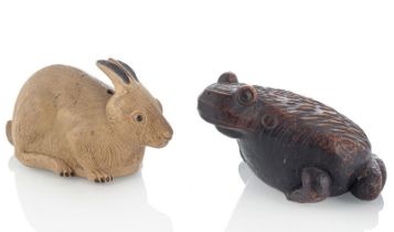 Zwei Skulpturen eines Hasen aus Bizen-Ware und einer Kröte aus Holz