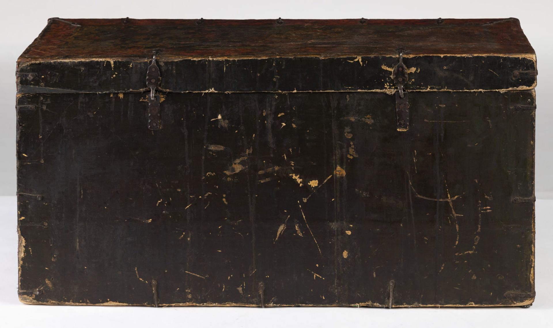 A POLYCHROME WOOD STORAGE TRUNK - Image 4 of 6