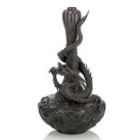 Reliefierte Vase aus Bronze mit plastischen Drachen über Wellen