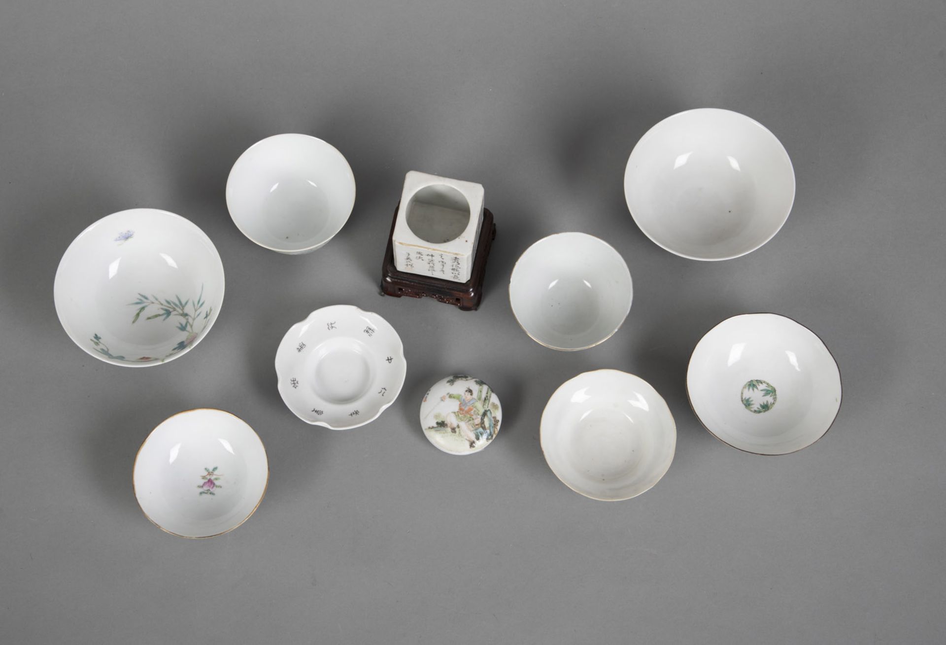 Konvolut Porzellan: Schale mit Untersetzer, sechs Schalen, Deckeldose für Siegelpasta, kleiner Vier - Bild 2 aus 3