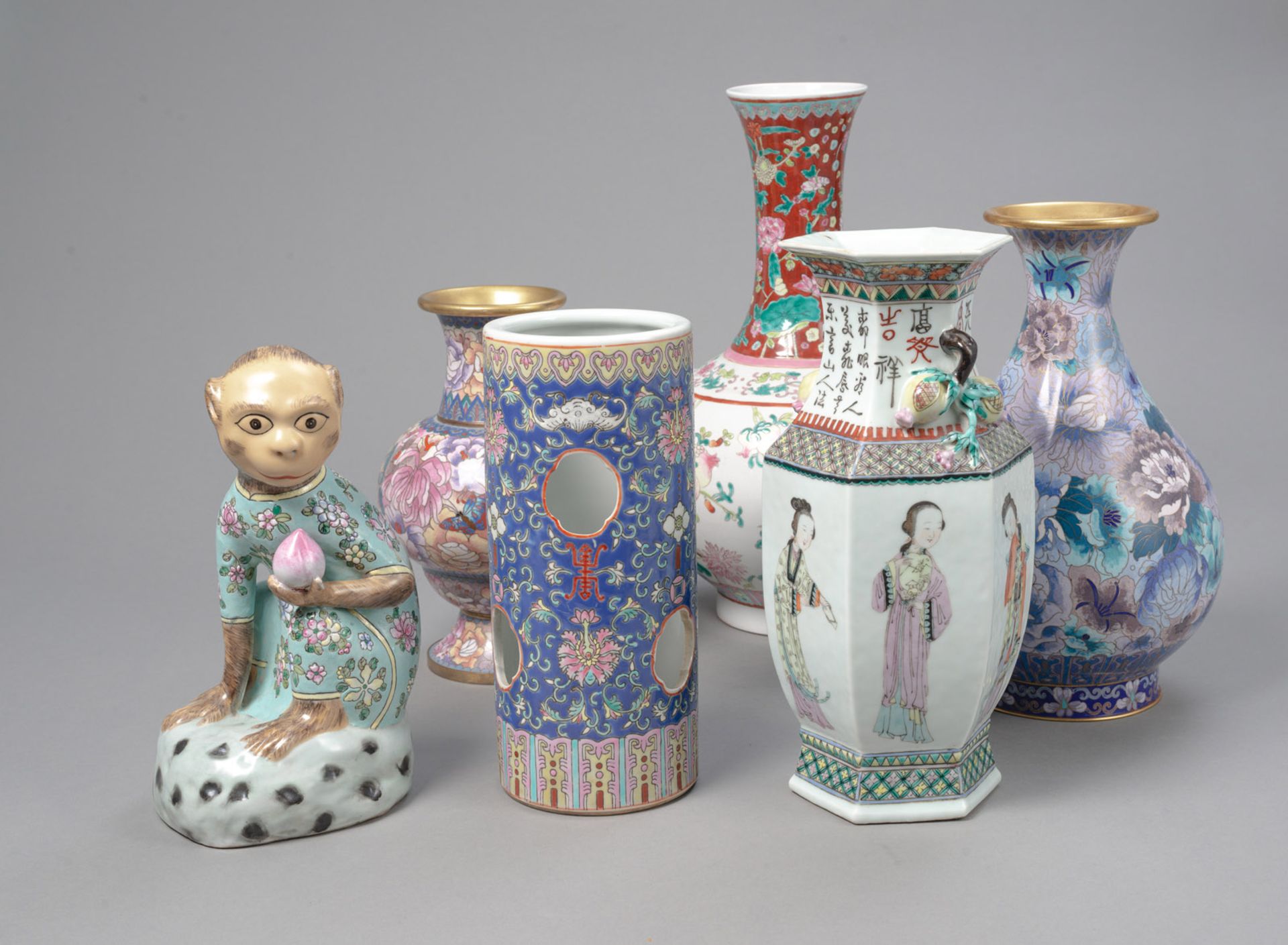 Konvolut Porzellan/Cloisonné: zwei 'Famille rose'-Vasen, ein Hutständer, eine Porzellanfigur eines - Bild 3 aus 6