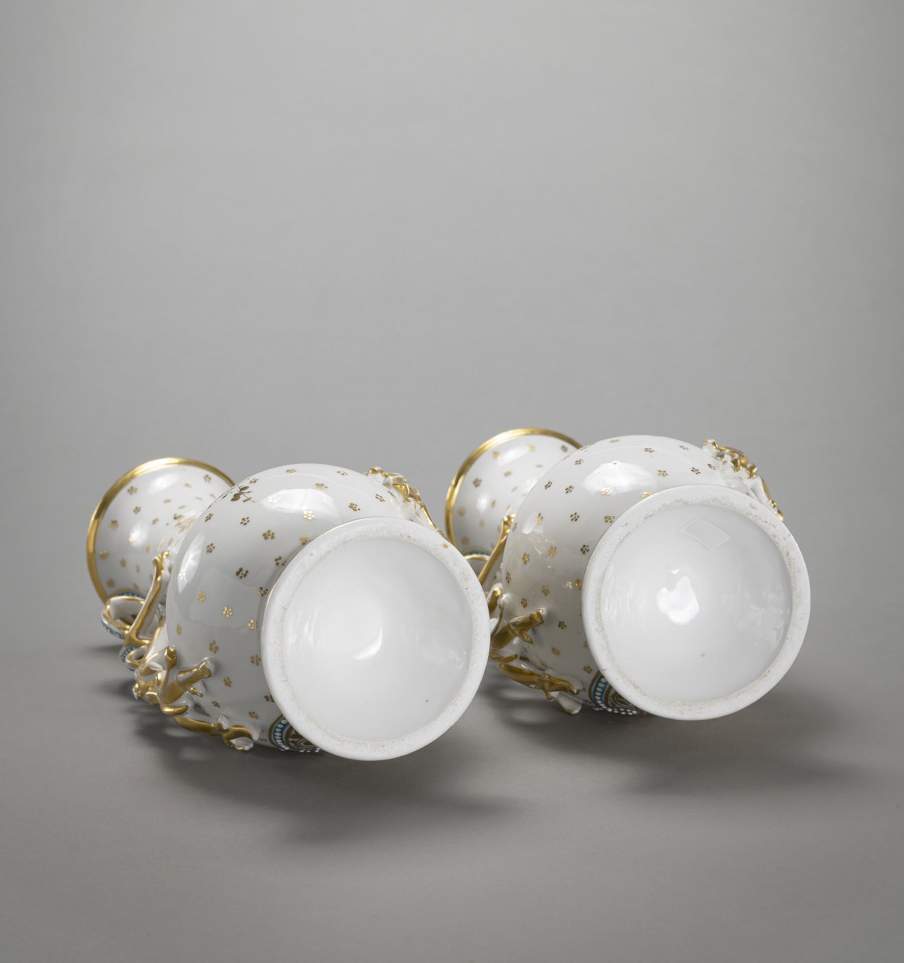 Paar Porzellanvasen mit geschwungenen Handhaben in Form von Weinlaub - Bild 5 aus 5