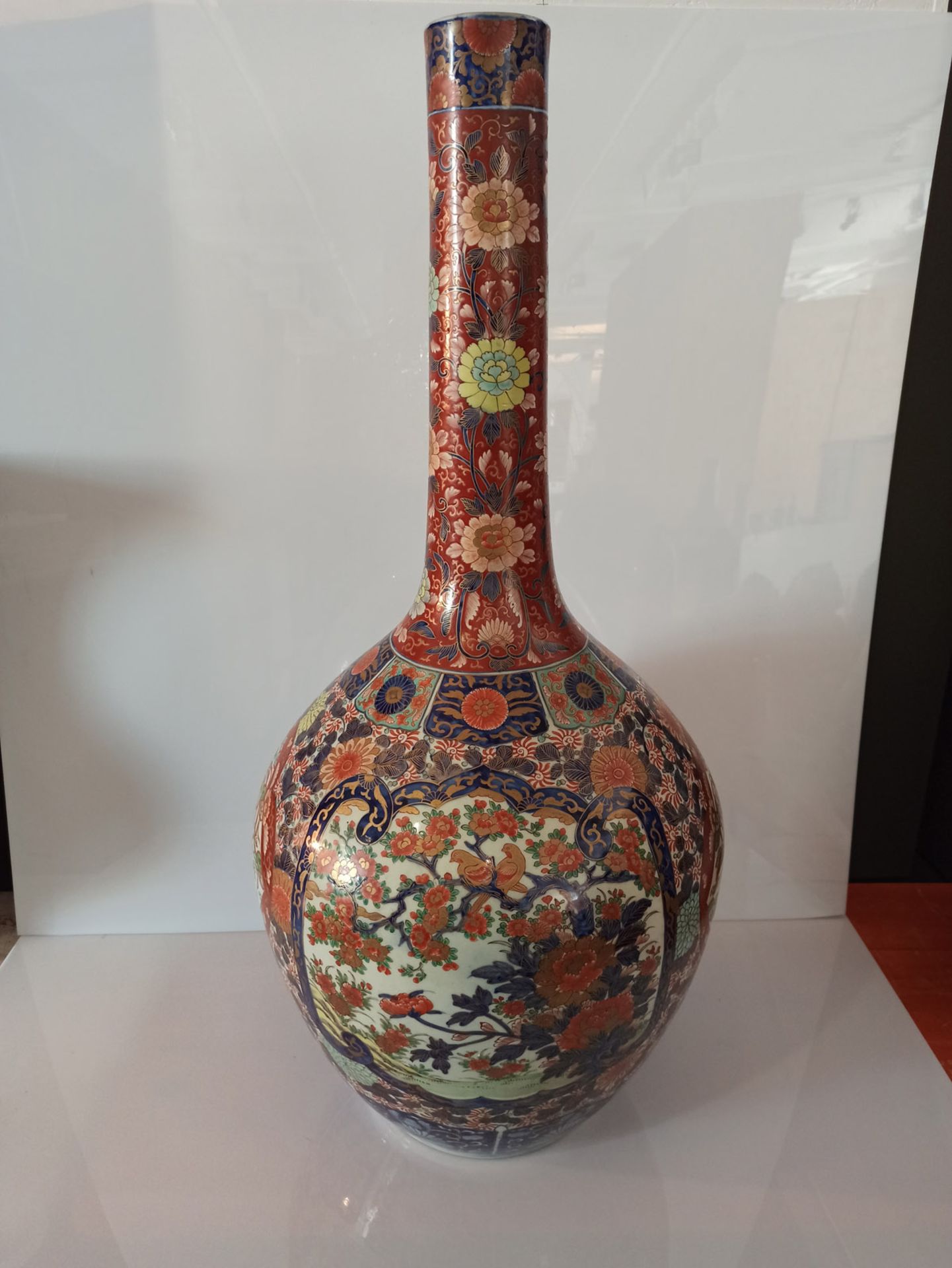 A LARGE NARROW-NECKED IMARI PORCELAIN VASE DECORATED WITH BIRDS AND FLOWERS - Image 5 of 9