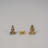 Zwei Miniaturbronzen des Buddha und Amitayus und ein feuervergoldeter Miniatursockel mit Rind