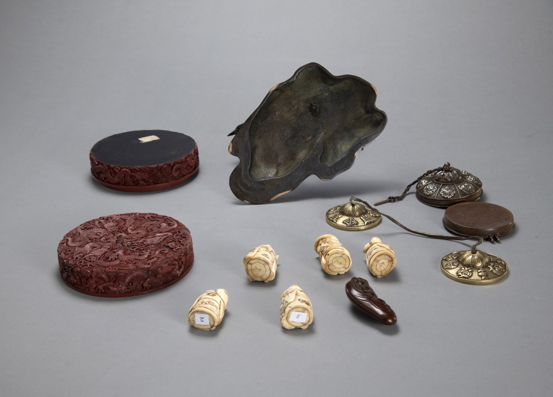 Konvolut Kunstgewerbe mit Bronze-Okimono, Deckeldose mit Drachendekor, Netsuke, u. a. - Bild 3 aus 6