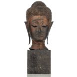 Kopf des Buddha aus Bronze auf einem Sockel