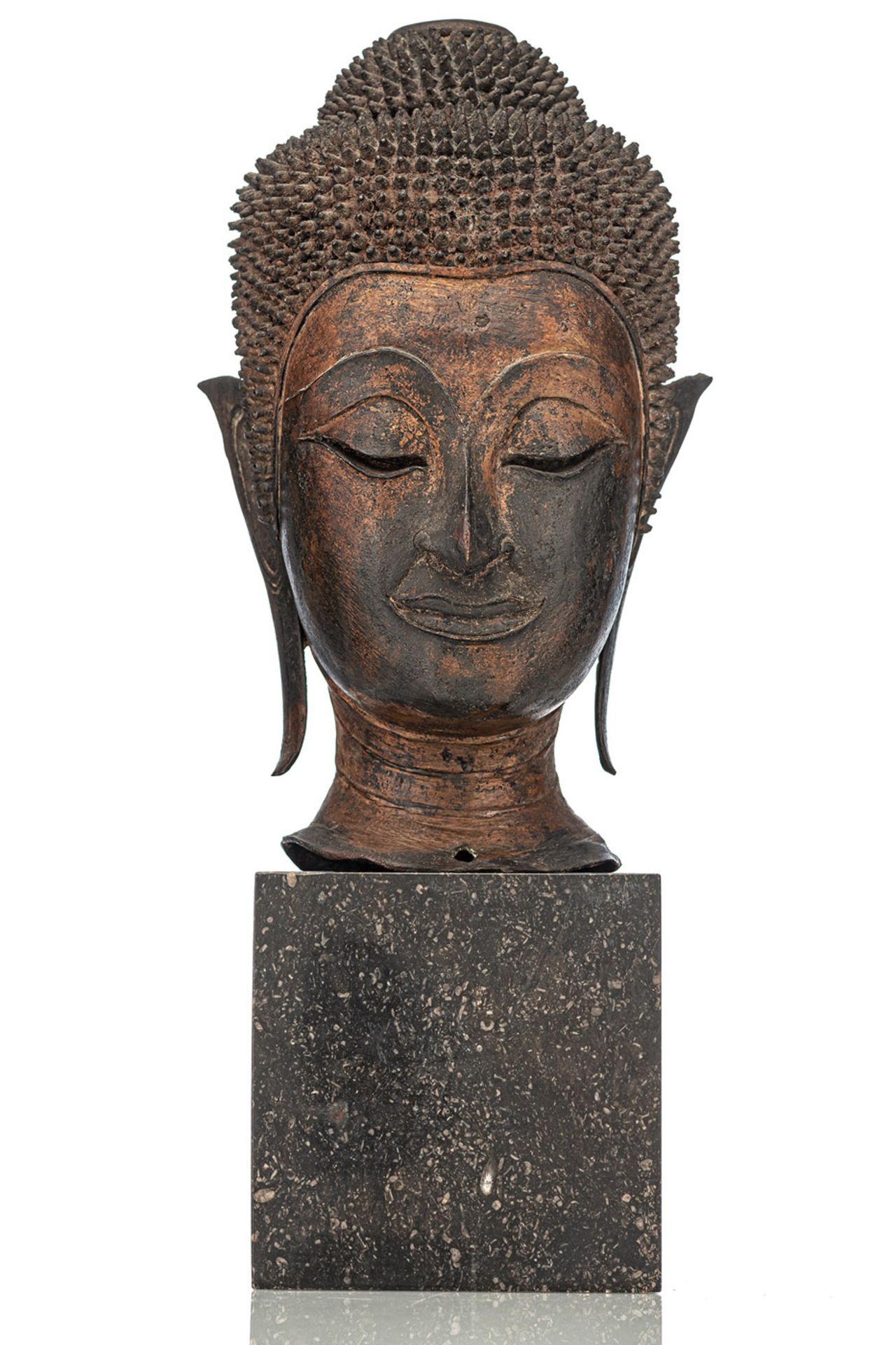 Kopf des Buddha aus Bronze auf einem Sockel