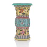 Oktogonale 'Zun'-förmige Porzellanvase mit floralem 'Famille rose'-Dekor auf türkisem und gelbem Fo