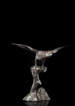 Koro aus Bronze in Gestalt eines Adlers mit ausgebreiteten Schwingen auf einem Baumstumpf in die Fe