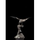 Koro aus Bronze in Gestalt eines Adlers mit ausgebreiteten Schwingen auf einem Baumstumpf in die Fe