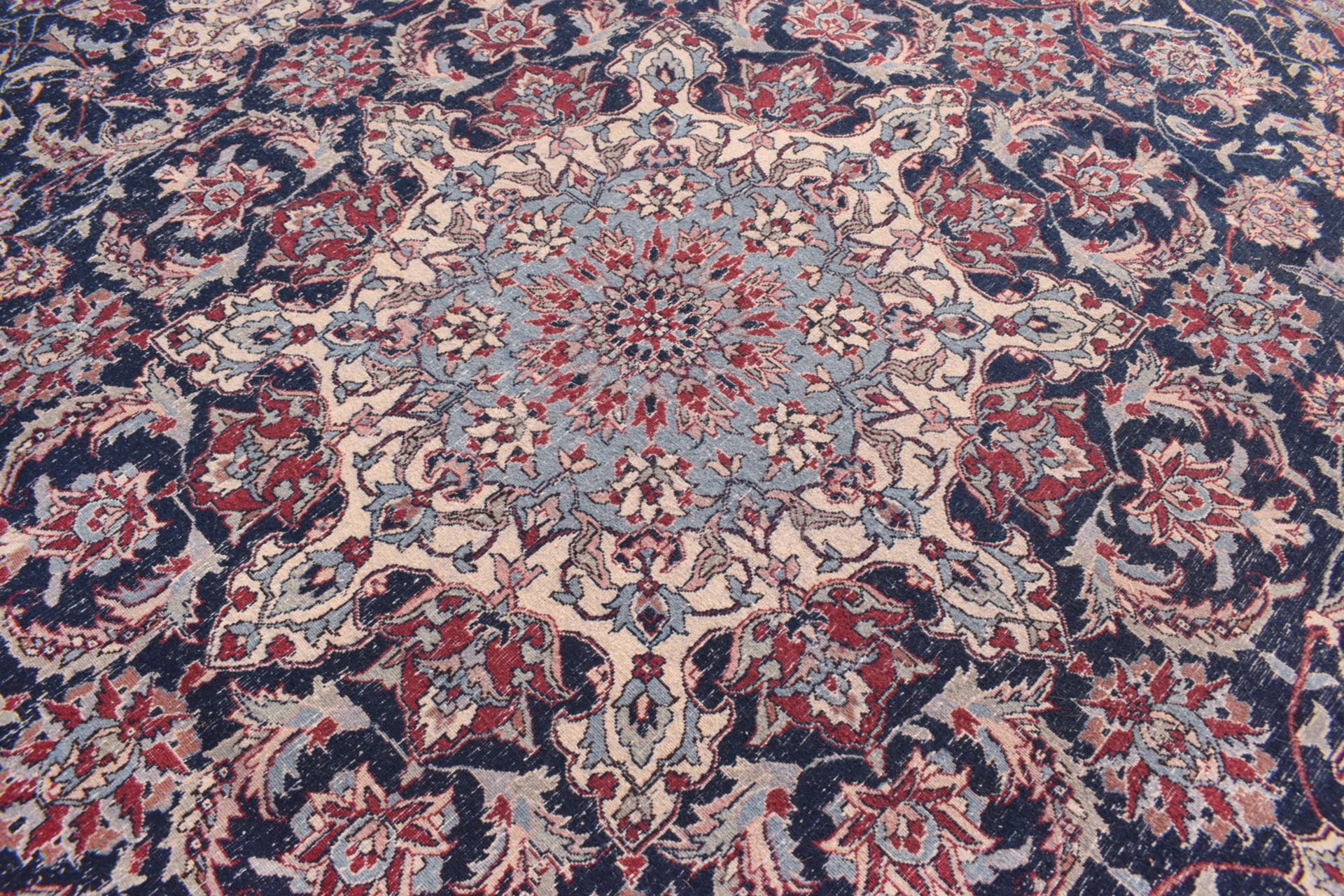 A SEMI-ANTIQUE CENTRAL MEDALLION CARPET - Image 6 of 7