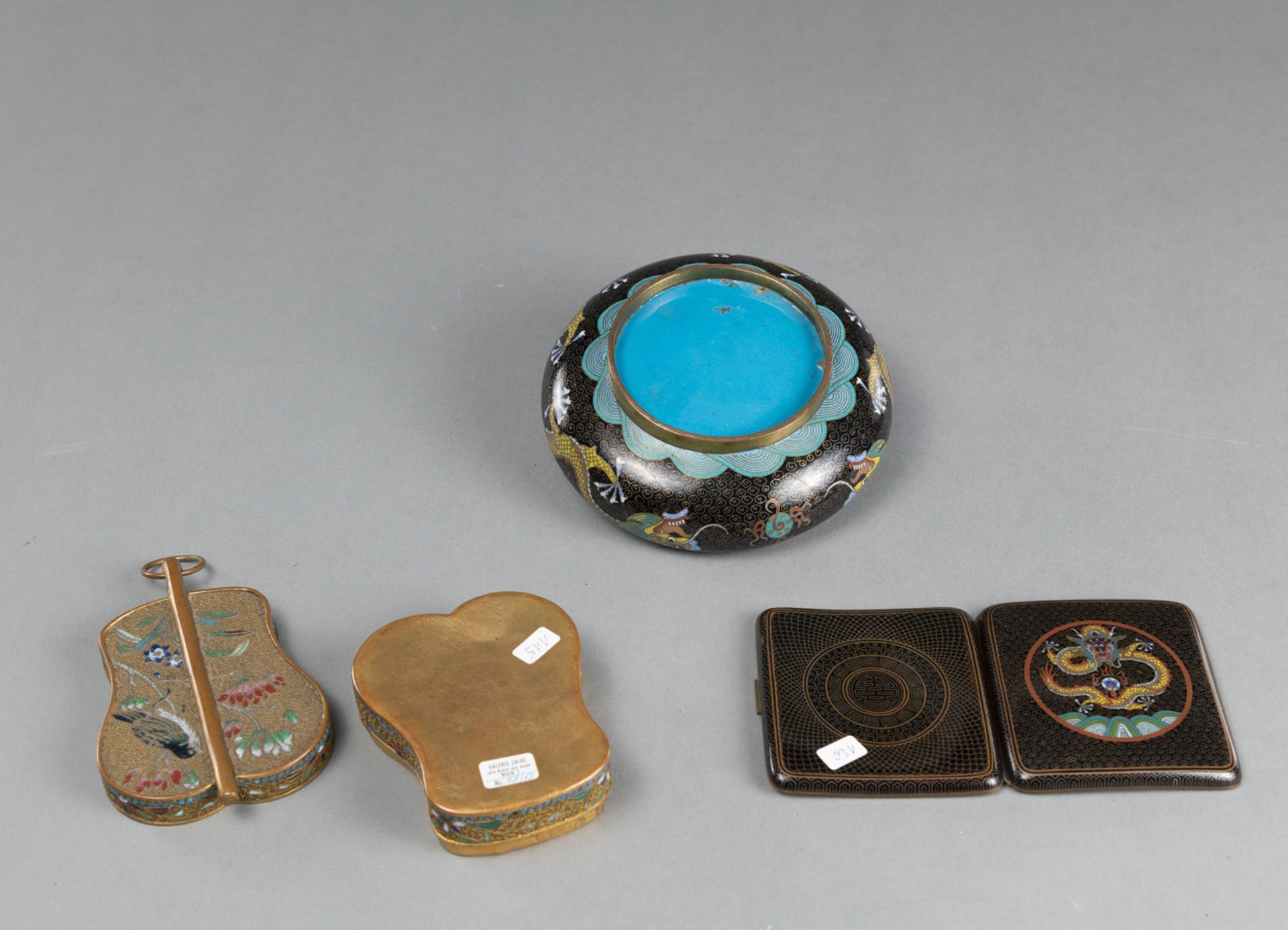 Cloisonné-Pinselwascher und kleines Etui mit Drachendekor sowie blattfächerförmige Deckeldose dekor - Bild 3 aus 3