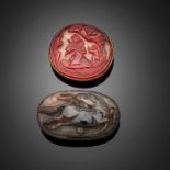 Zwei seltene Gürtelschließen mit Plakette aus Pekingglas bzw. Achat mit Pferdedekor