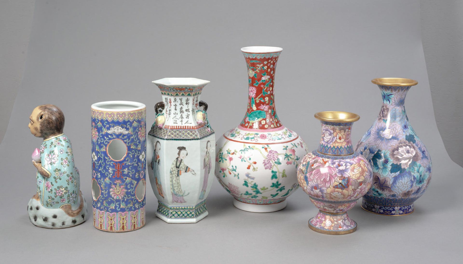 Konvolut Porzellan/Cloisonné: zwei 'Famille rose'-Vasen, ein Hutständer, eine Porzellanfigur eines - Bild 2 aus 6
