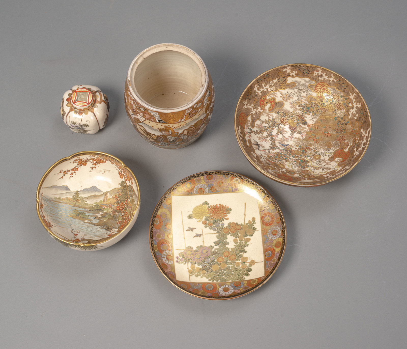 FÜNF SATSUMA STONEWARE: TWO BOWLS, A DISH, A VASE AND A SMALL LIDDED VASE - Image 2 of 3