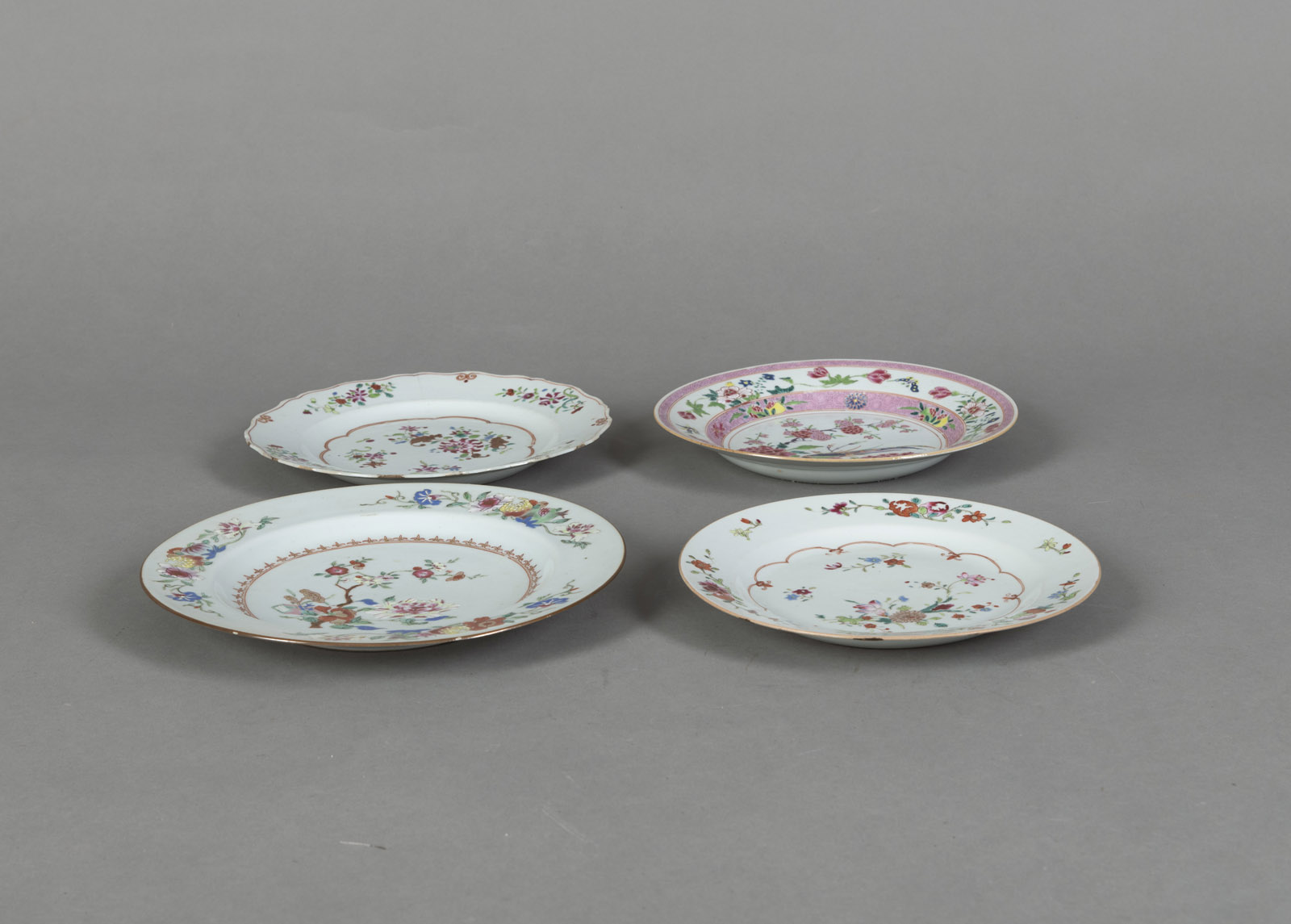 FOUR 'FAMILLE ROSE' PORCELAIN DISHED WITH BIRD AND FLOWER DECORATION - Image 2 of 3