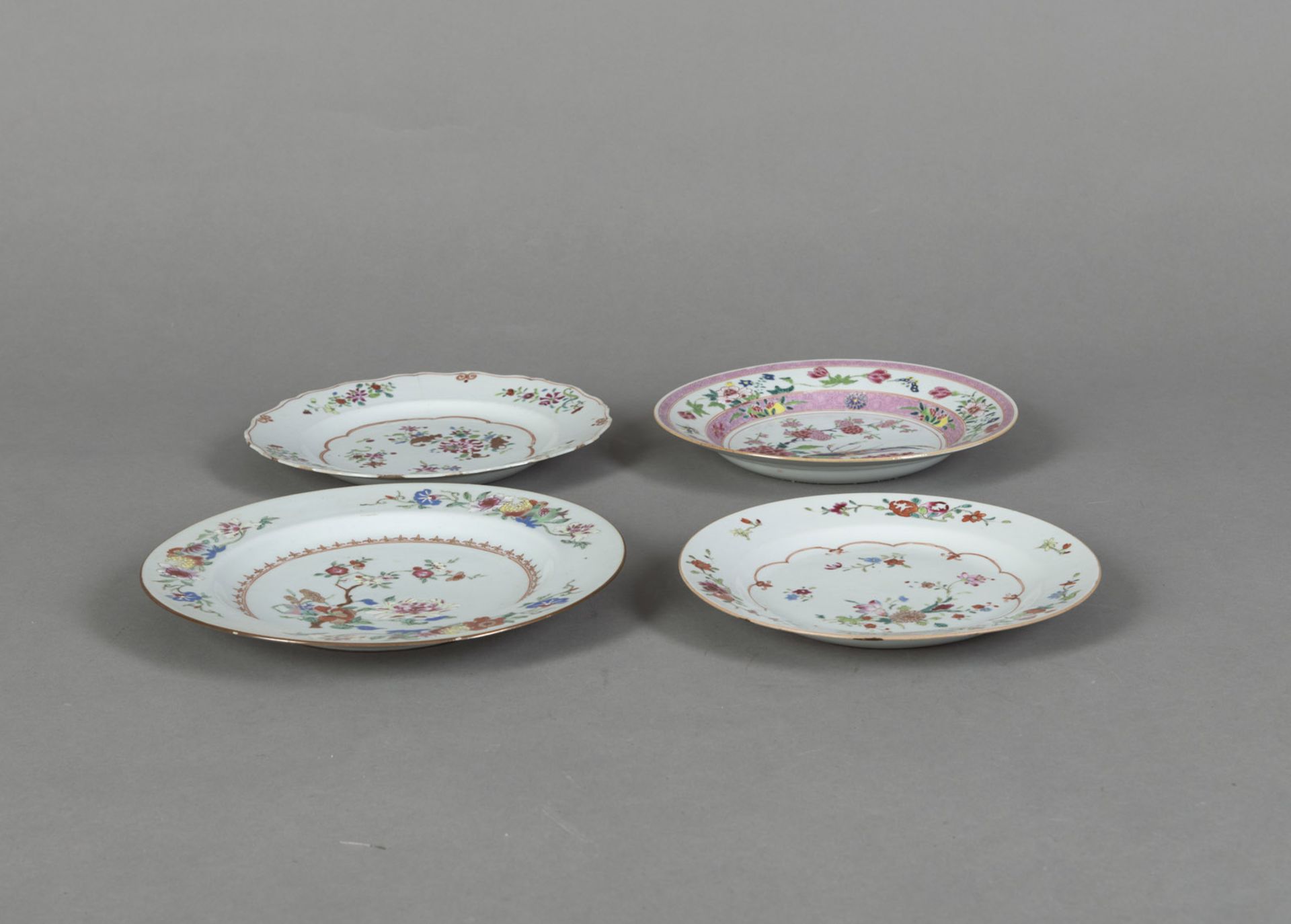 Vier 'famille rose'-Teller aus Porezallan mit Vogel- und Blumendekor - Bild 2 aus 3