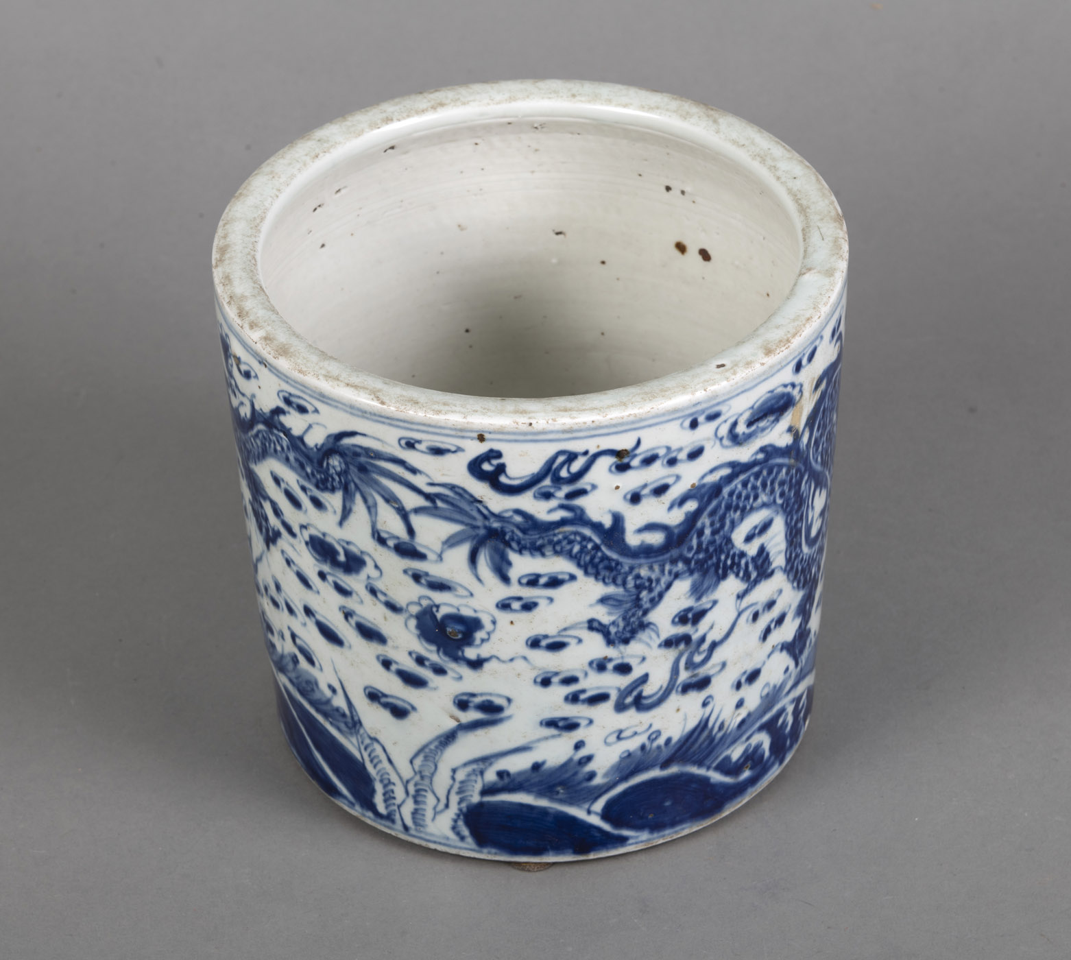 A BLUE AND WHITE PORCELAIN CACHEPOT DEPICTING A SHRINE SURROUNDED BY TWO DRAGONS - Image 3 of 4