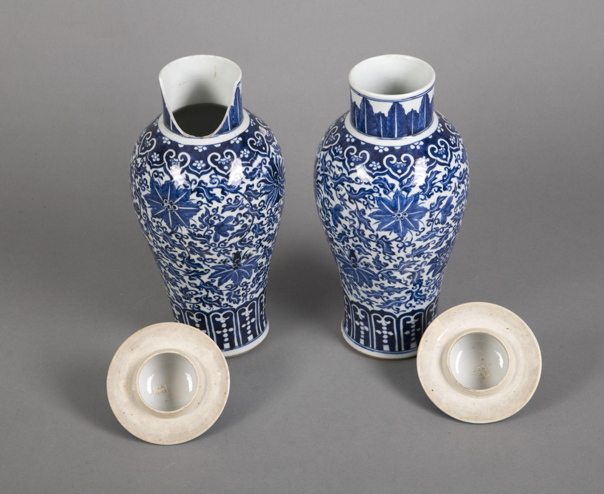 A PAIR OF BLUE AND WHITE PORCELAIN VASES WITH LION-HANDLED COVERS - Image 3 of 4