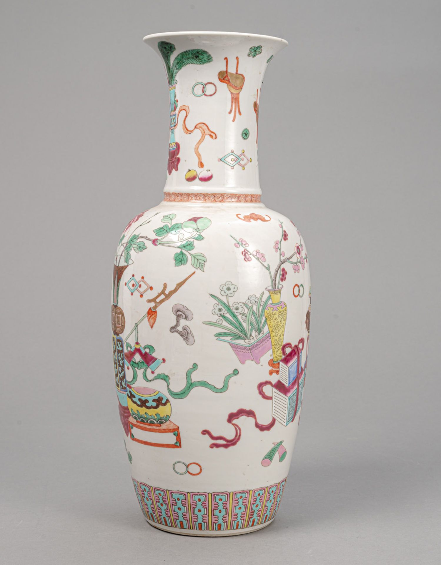 A 'FAMILLE ROSE' ANTIQUITIES PORCELAIN VASE - Image 2 of 4