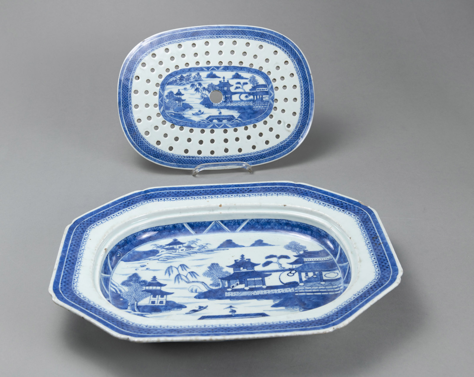 OCTAGONAL BLUE AND WHITE PORCELAIN WARMING PLATE SET WITH A SEA LANDSCAPE - Image 3 of 4