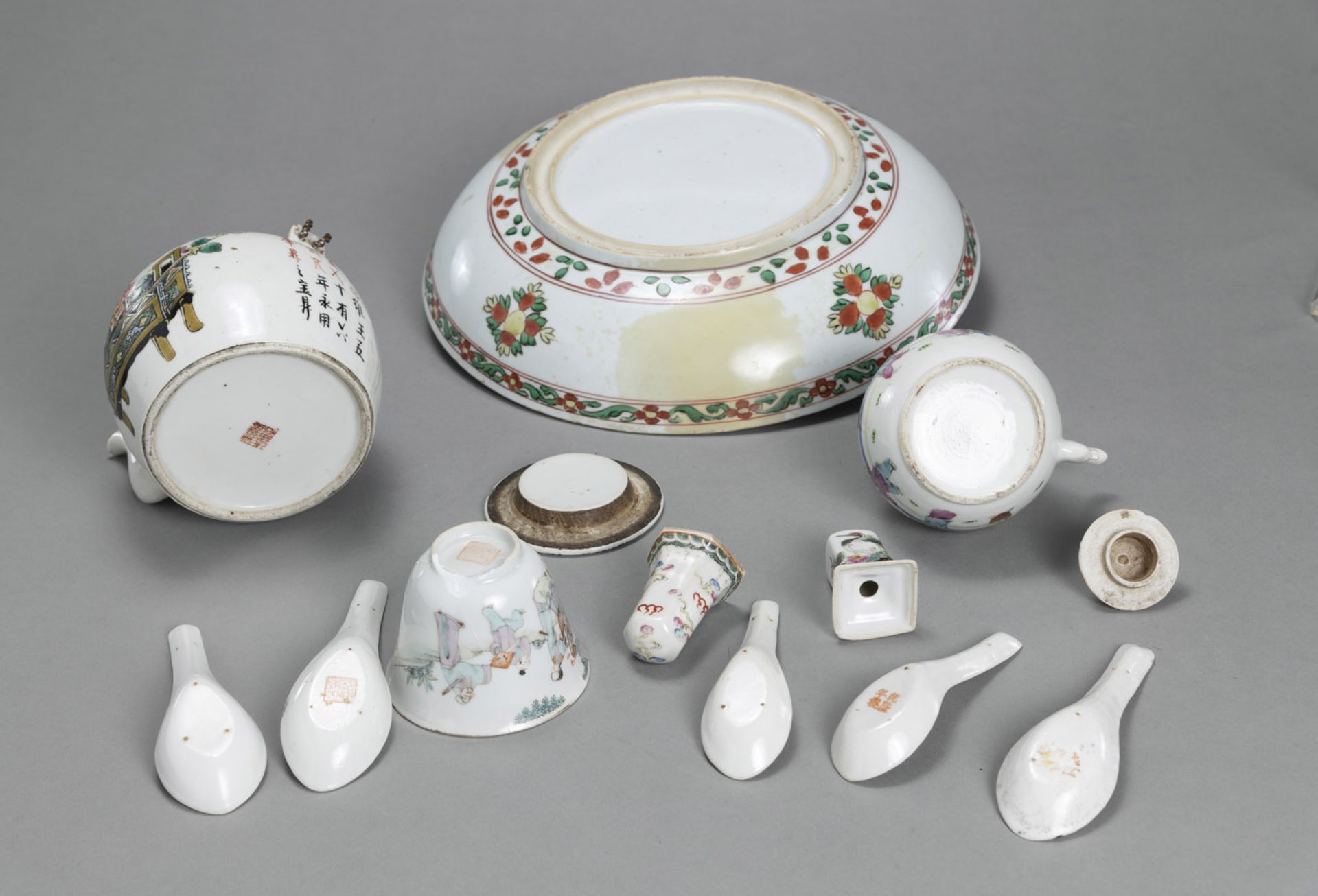 Konvolut Porzellan: großer 'wucai'-Teller, zwei Teekännchen, vierteilige Stapeldose, fünf Löffel, D - Bild 6 aus 6