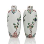 Paar 'Famille verte'- Flaschenvasen aus Porzellan mit Deckeln