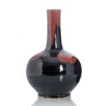 Kugelvase aus Porzellan mit schwarz-roter Fleckenglasur
