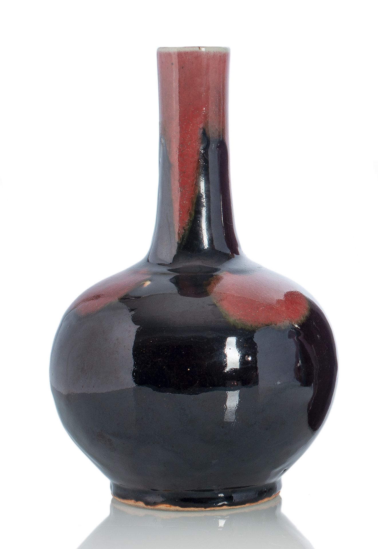 Kugelvase aus Porzellan mit schwarz-roter Fleckenglasur