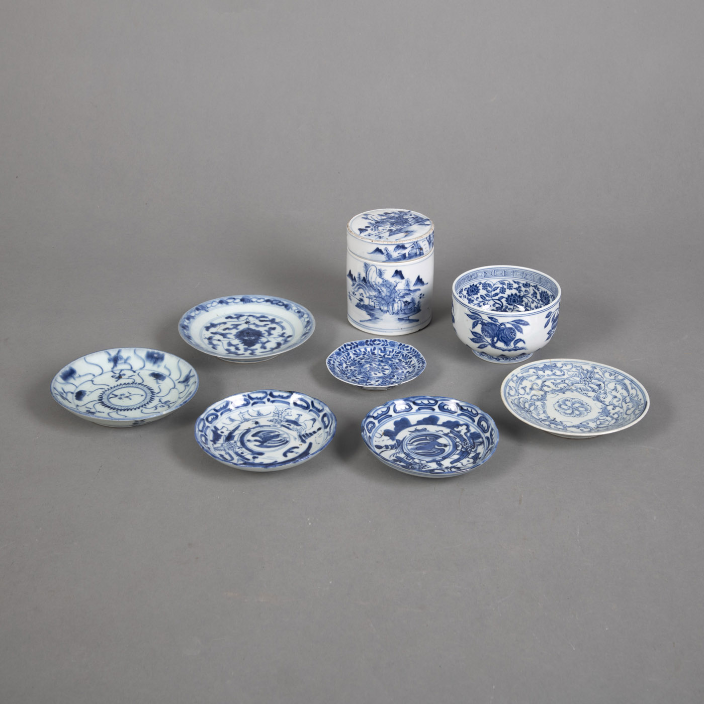 LOT OF UNDERGLAZE BLUE PORCELAIN PIECES: A CYLINDRICAL BOX AND COVER, A BOWL AND SIX DISHES