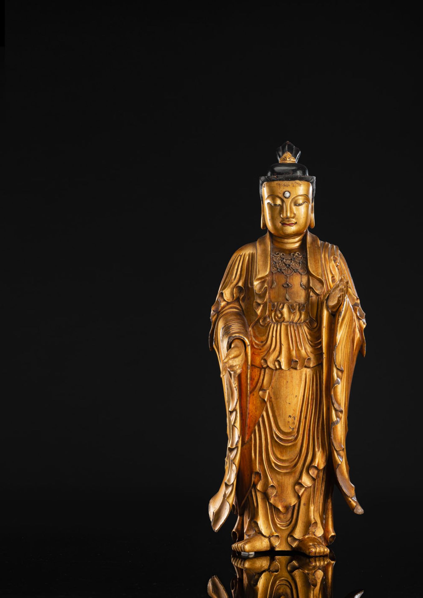 Lackvergoldete Holzfigur eines stehenden Bodhisattva - Bild 3 aus 3