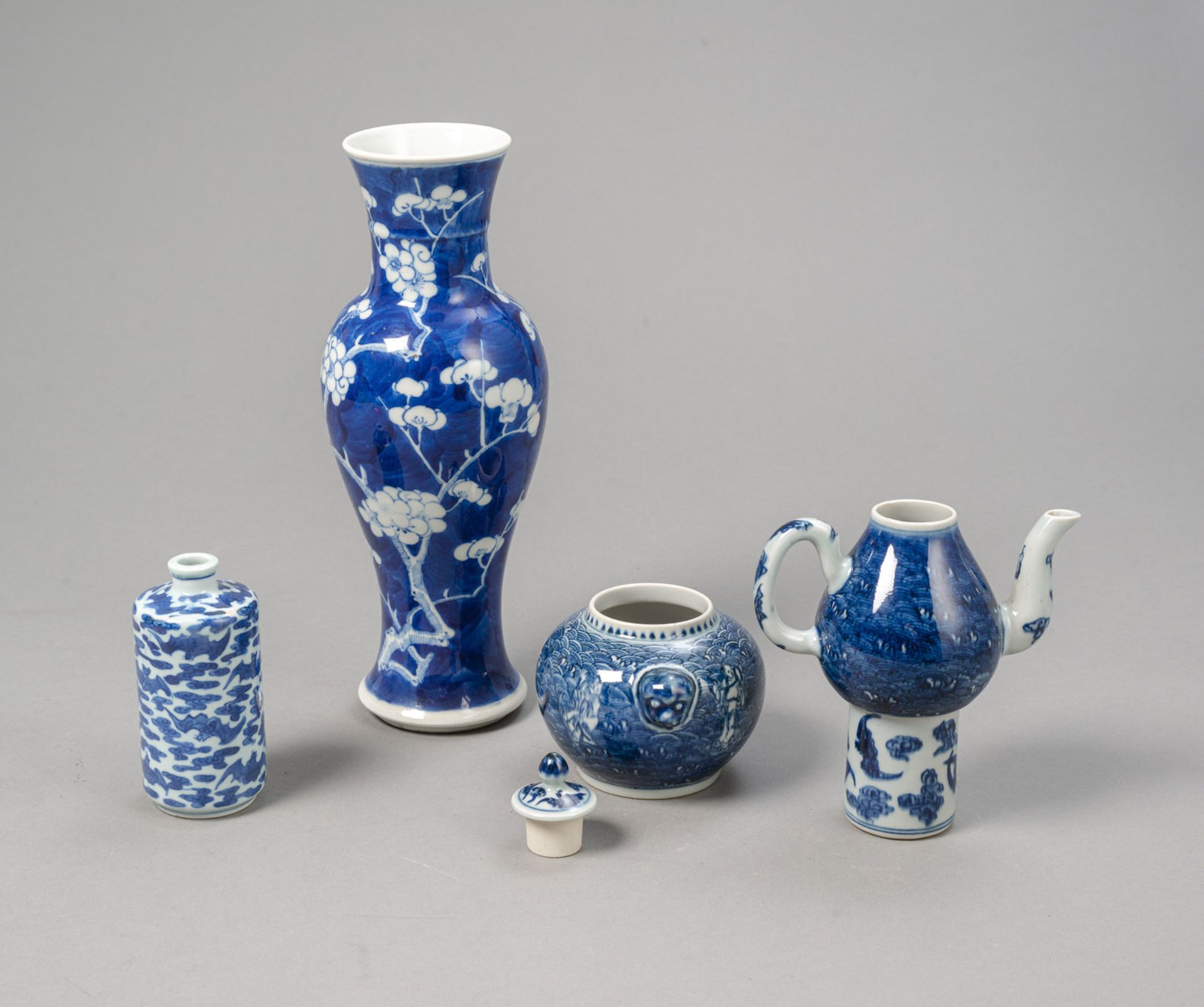 A TWO-PART BLUE AND WHITE PORCELAIN EWER, A SNUFF BOTTLE, AND A VASE - Image 2 of 3