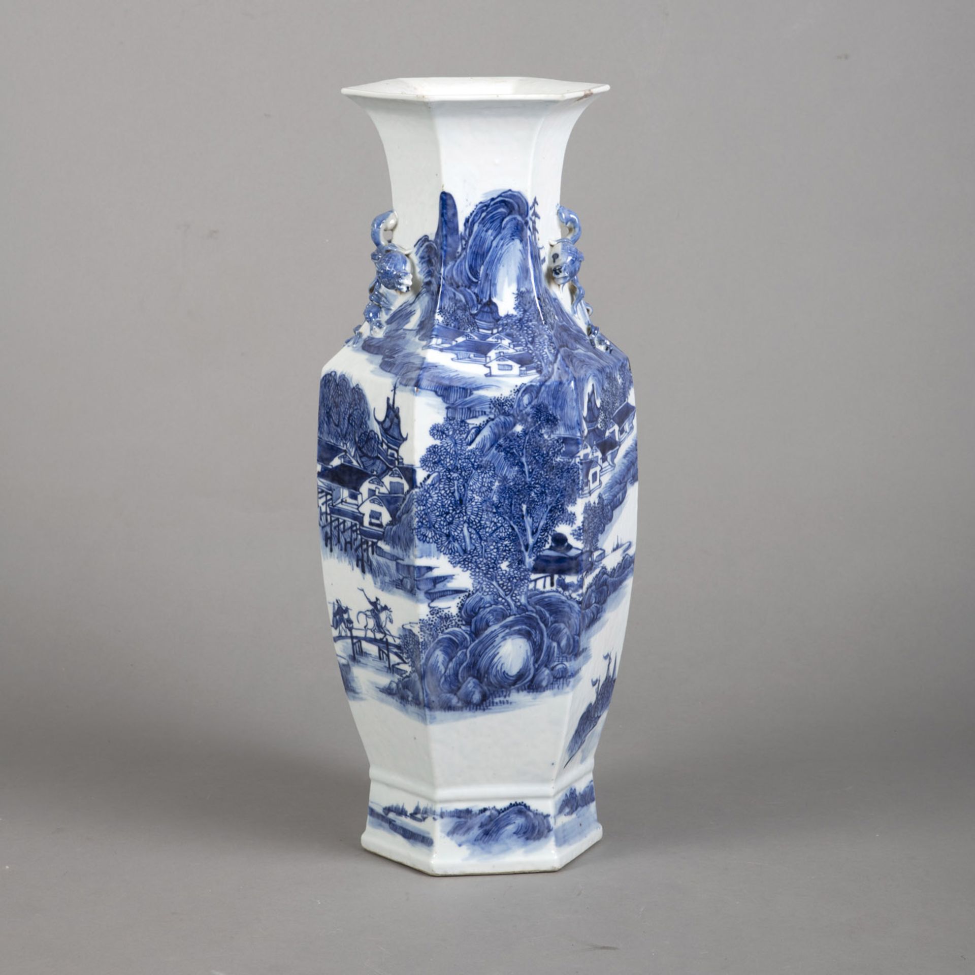 A HEXAGONAL BLUE AND WHITE LANDSCAPE PORCELAIN VASE WITH PEACH HANDLES