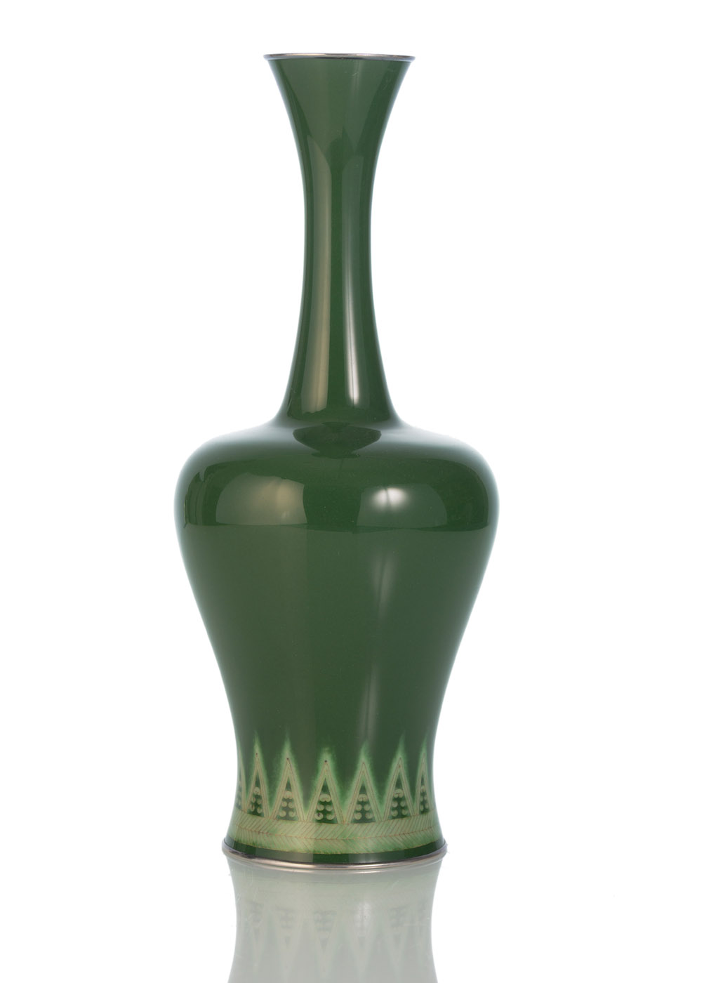 A GREEN CLOISONNÉ ENAMEL VASE WITH SILVER WIRES AND GEOMETRICAL DECORATION ABOVE THE STAND