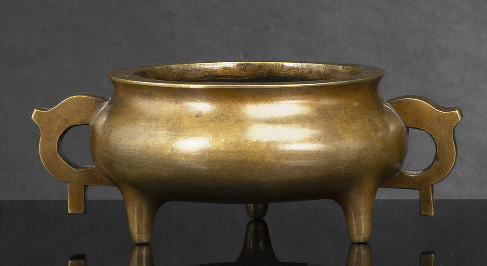 A HEAVY CAST BRONZE CENSER WITH HANDLES