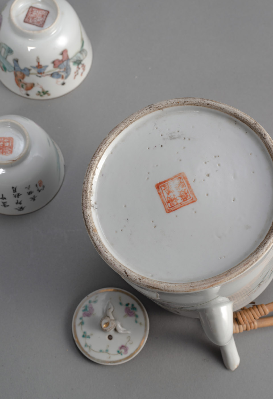 A 'FAMILLE ROSE' PORCELAIN EWER AND THREE CUPS WITH A SET OF YIXING TEAPOT AND FOUR BOWLS - Image 6 of 6