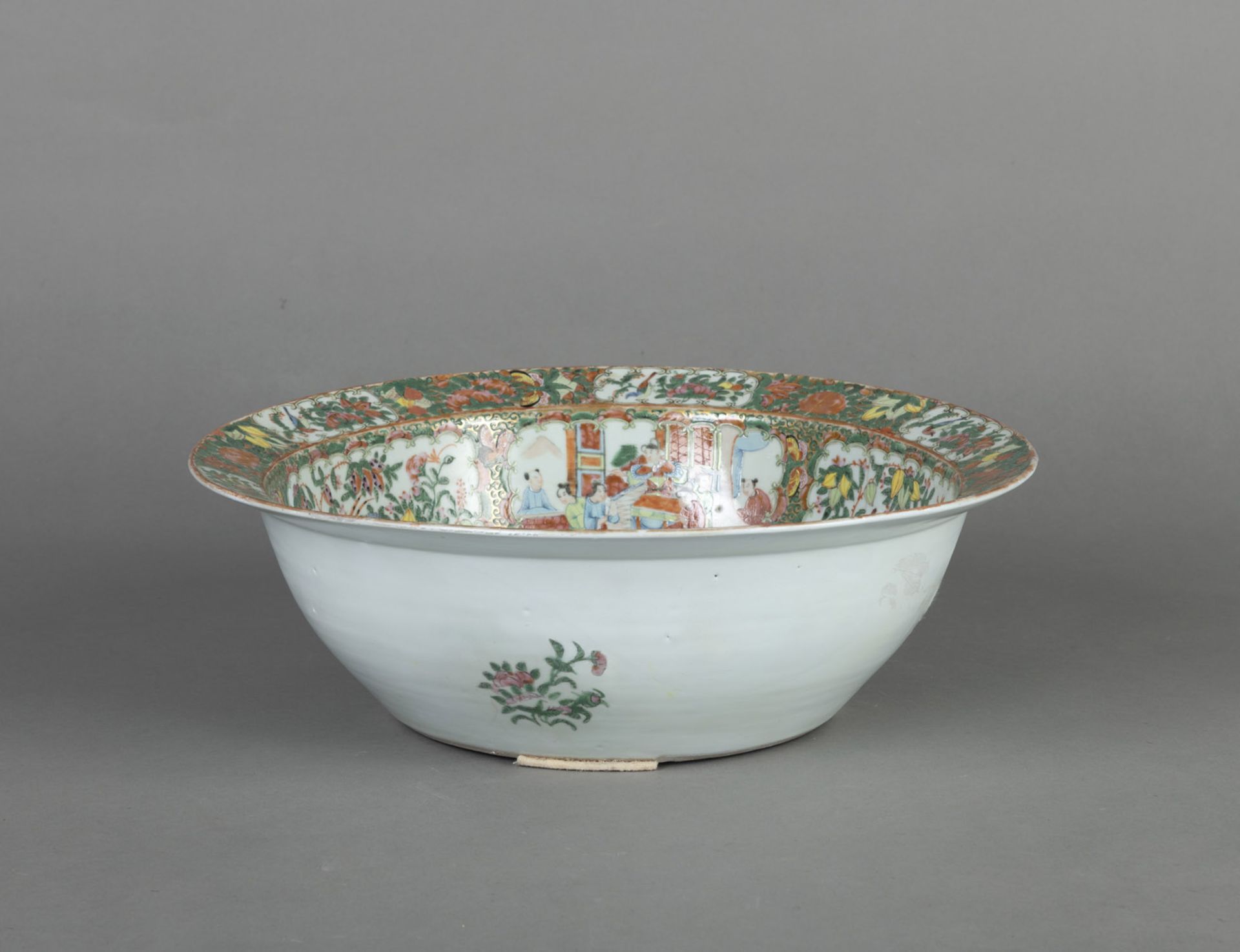 A LARGE 'FAMILLE ROSE' FIGURAL PORCELAIN BASIN - Image 2 of 5