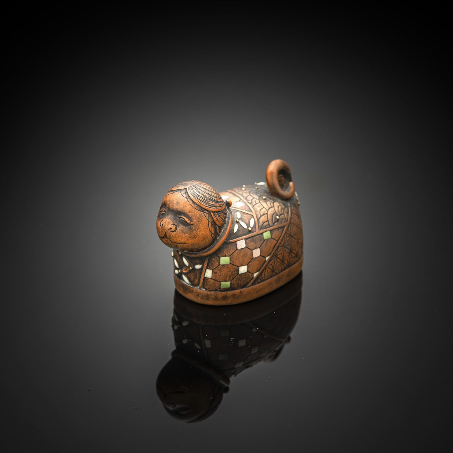 Feines Netsuke einer Katze aus mittelbraunem Holz