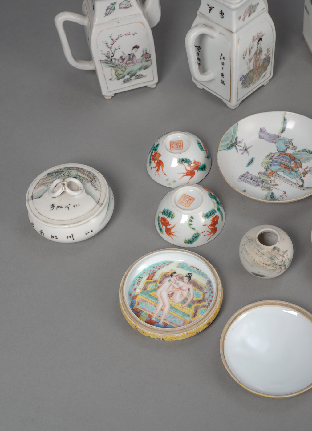 A GROUP OF 'FAMILLE ROSE' PORCELAIN PIECES, E.G. A HATSTAND, TWO TEAPOTS, BOXES AND BOWLS - Image 3 of 5