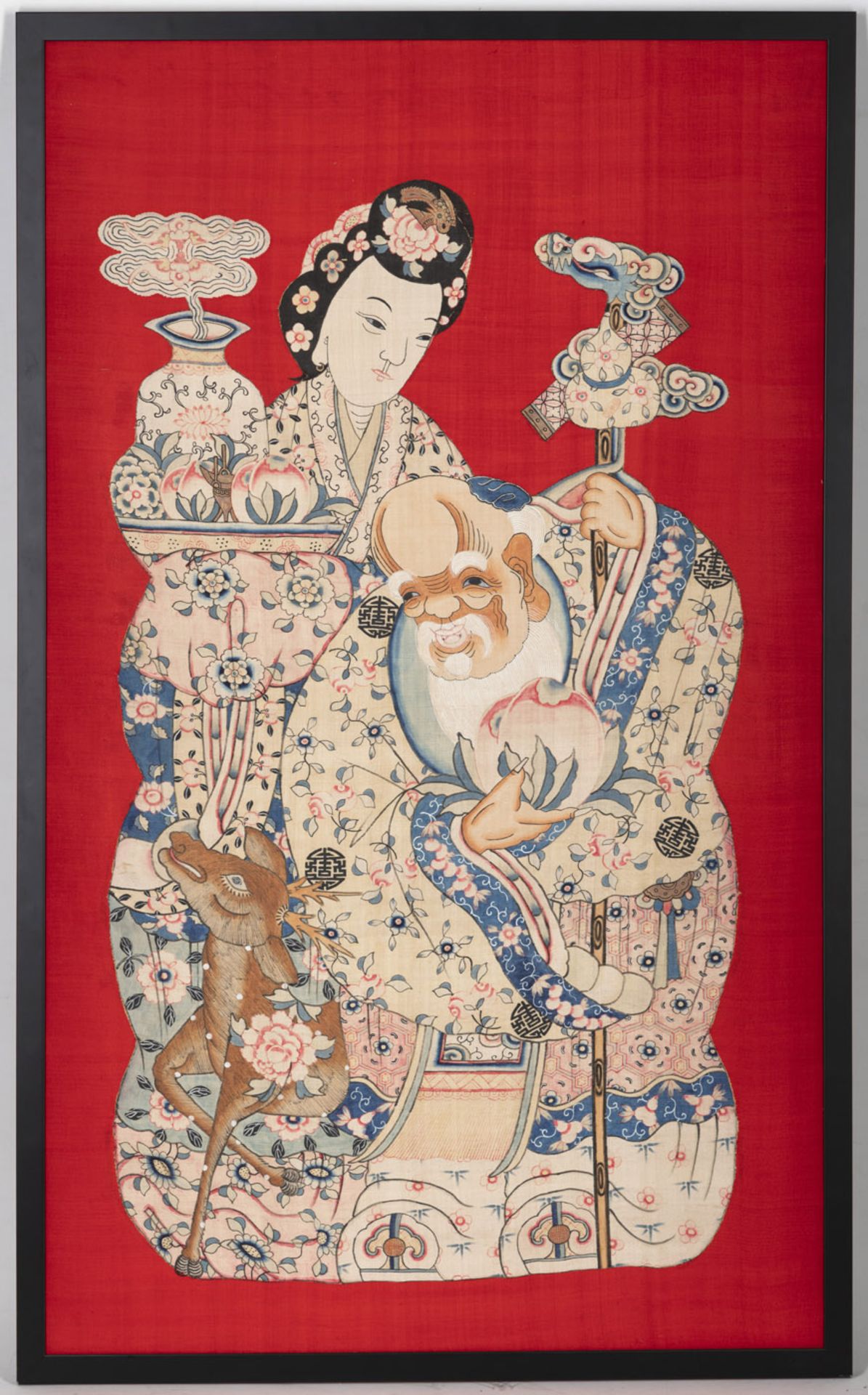 Großer 'kesi'-Behang aus Seide mit Darstellung von Shoulao und Magu auf rotem Hintergrund, teils be - Bild 2 aus 2