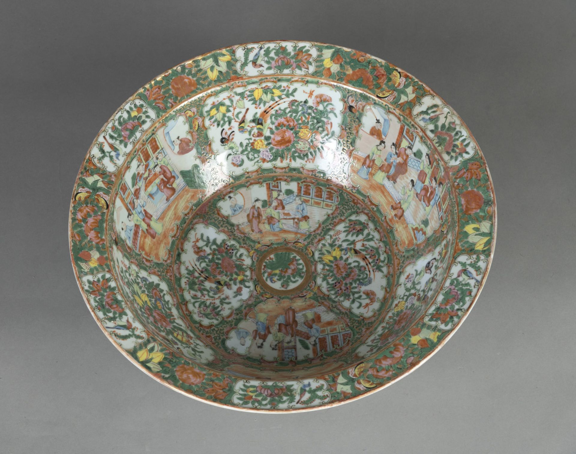 A LARGE 'FAMILLE ROSE' FIGURAL PORCELAIN BASIN - Image 5 of 5