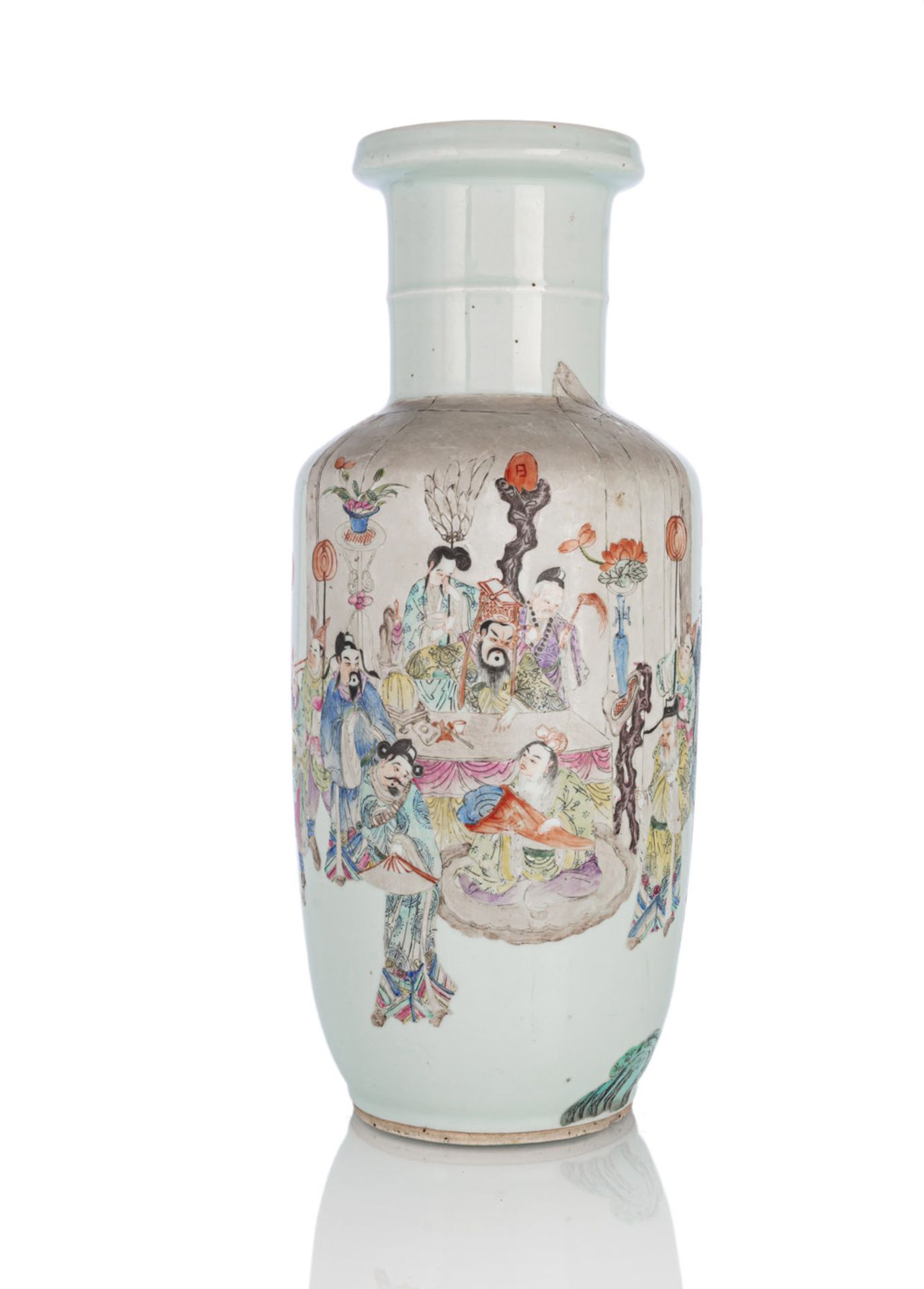 Rouleau-Vase aus Porzellan mit 'Famille rose'-Dekor einer Audienz